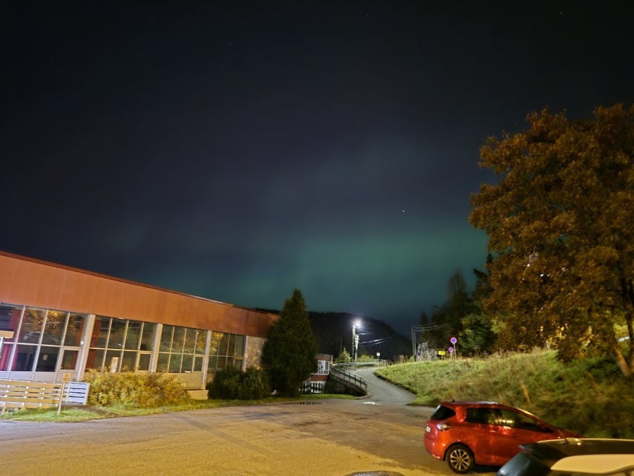 Rå skole basseng